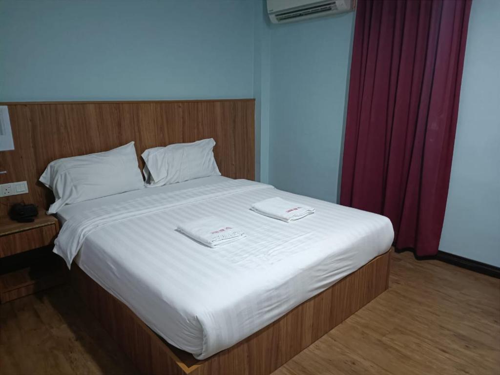Postel nebo postele na pokoji v ubytování AMBASSADOR LABUAN VIEW HOTEL