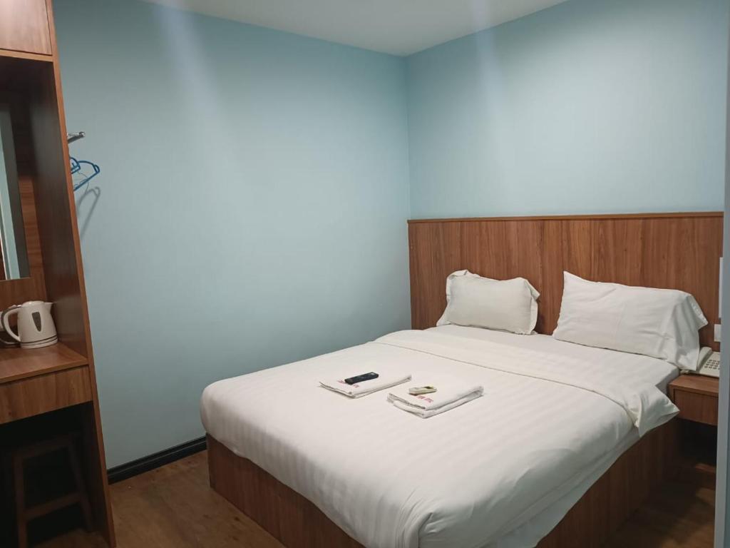 Postel nebo postele na pokoji v ubytování AMBASSADOR LABUAN VIEW HOTEL