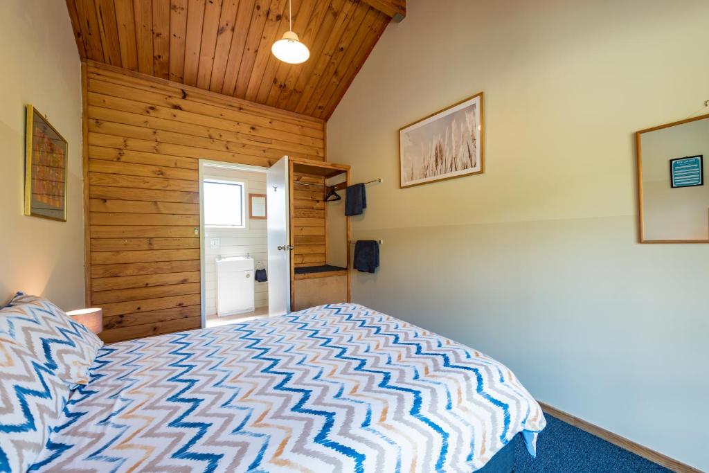 Postel nebo postele na pokoji v ubytování Bay of Islands Lodge