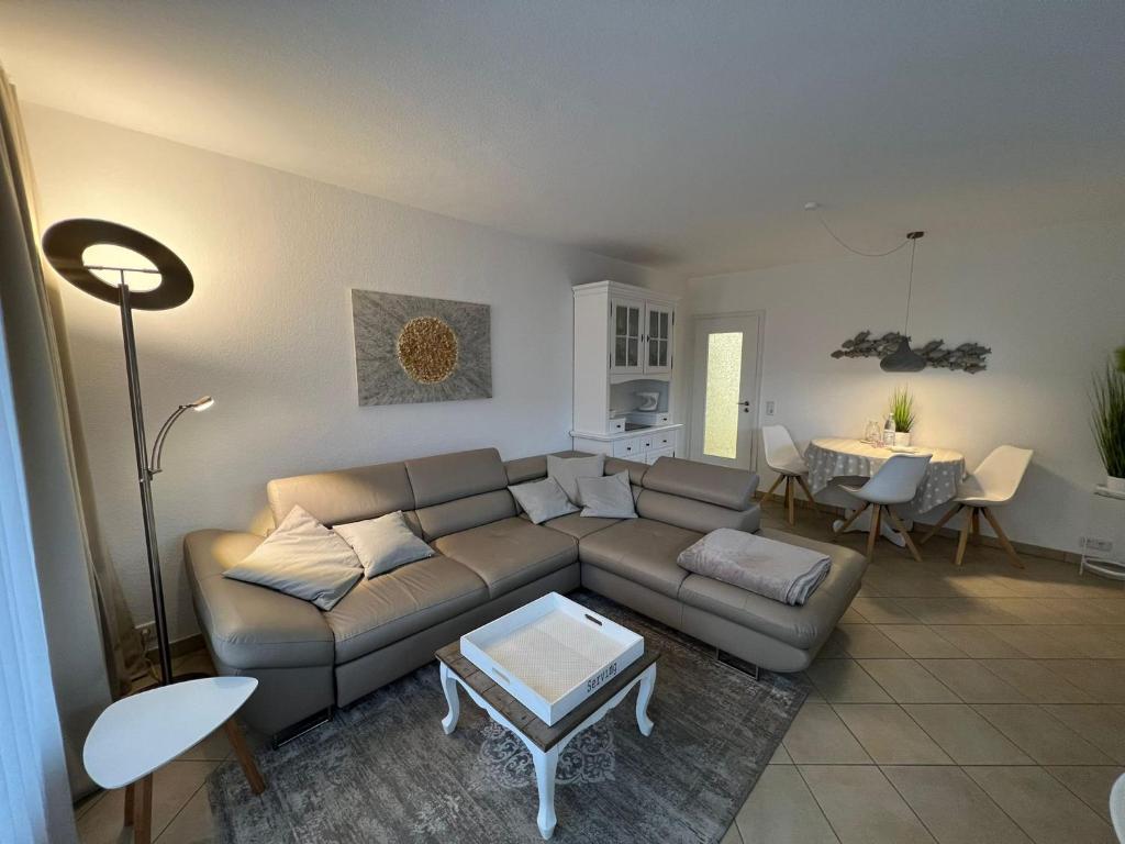 ein Wohnzimmer mit einem Sofa und einem Tisch in der Unterkunft Margaritenhaus Heinze in Westerland