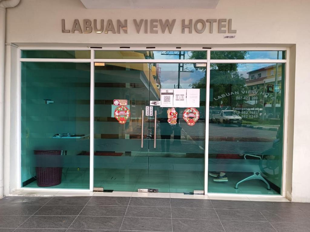 una gran puerta de cristal de un hotel con vistas a la biblioteca en AMBASSADOR LABUAN VIEW HOTEL, en Victoria Town