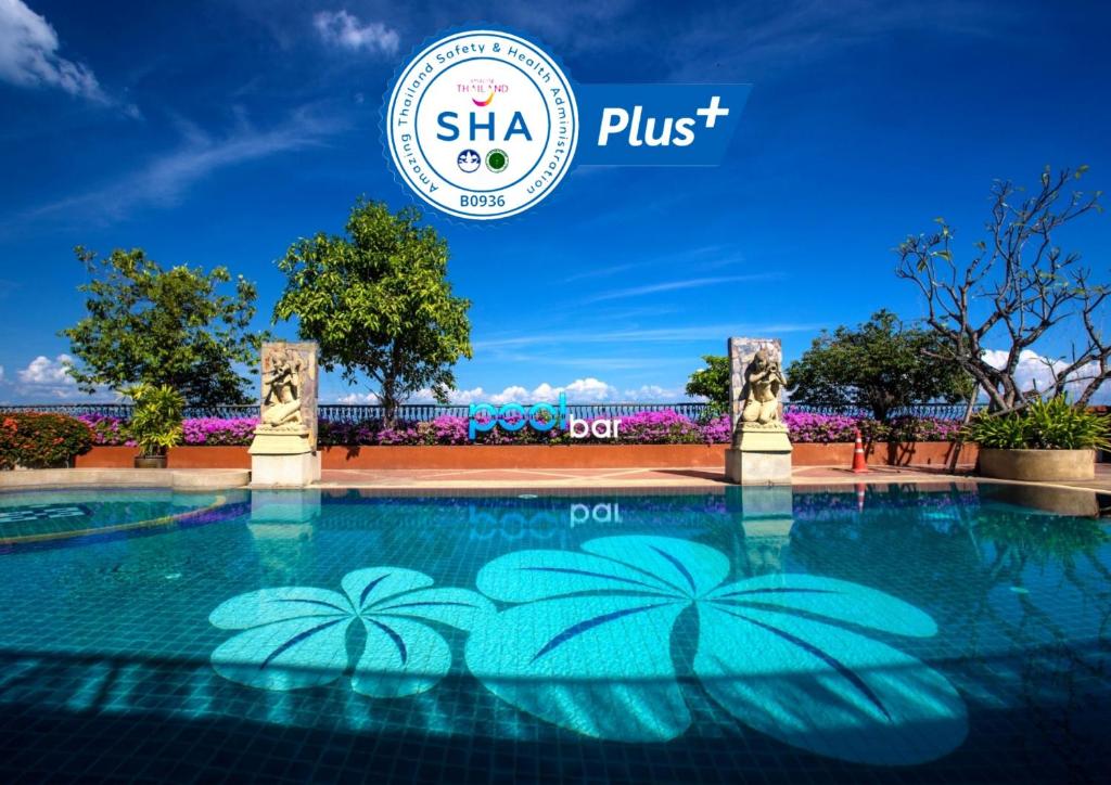 een zwembad in het sha pulk resort bij Furama Chiang Mai in Chiang Mai