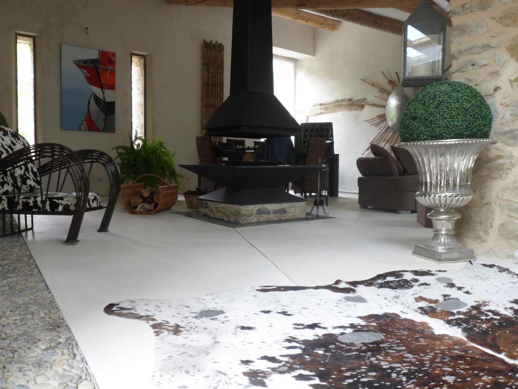 un salon avec une cheminée et un canapé dans l'établissement Bergerie Truphemus de Savoillan, à Savoillan