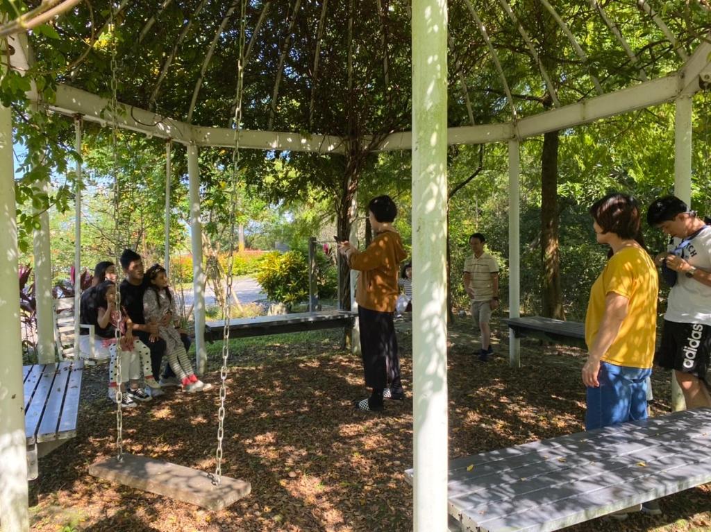 a group of people are standing under a tree at 光腳丫宜蘭民宿 in Dongshan