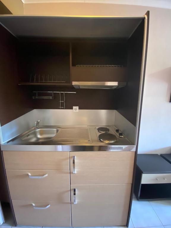 Kuchyň nebo kuchyňský kout v ubytování sozos inn hotel vonitsa