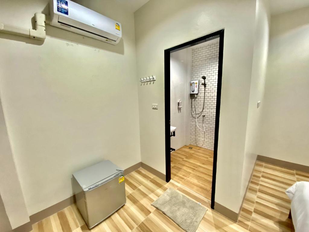 Postel nebo postele na pokoji v ubytování โรงแรมบ้านหมอบิวแก่งคุดคู้