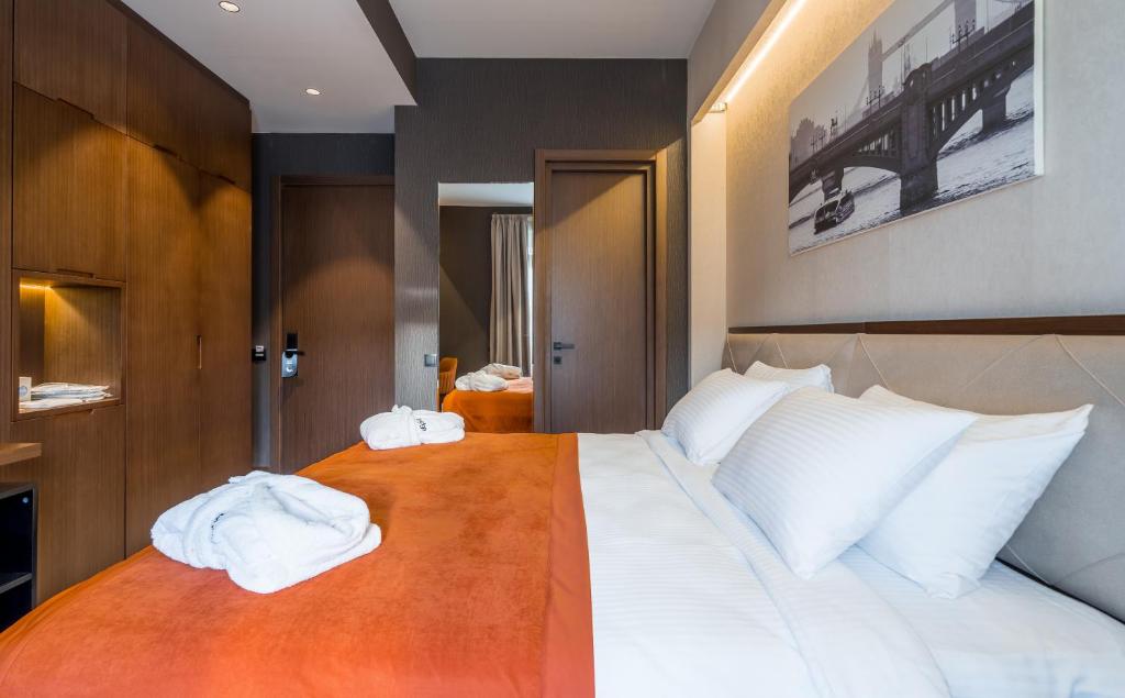 Postel nebo postele na pokoji v ubytování Bridge Hotel