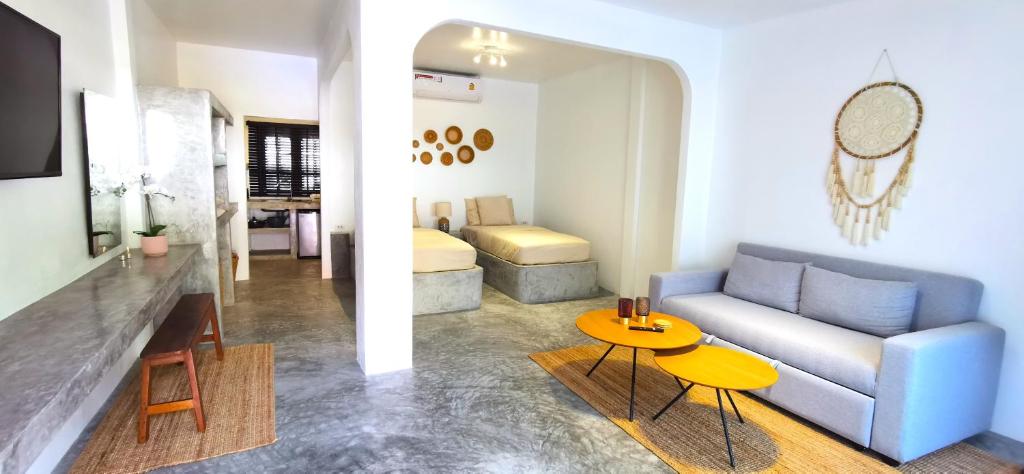 un soggiorno con divano e tavolo di LiLi's Rooms a Ko Lanta