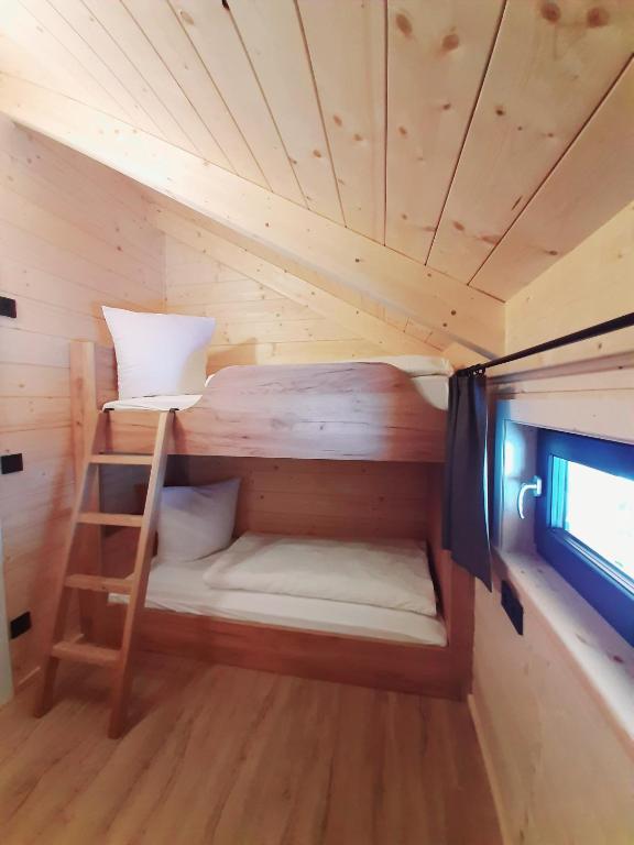 Poschodová posteľ alebo postele v izbe v ubytovaní Alpenchalets Nassfeld