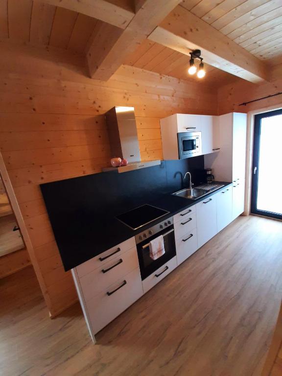 Kuchyňa alebo kuchynka v ubytovaní Alpenchalets Nassfeld