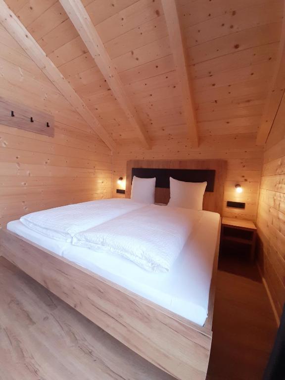 Posteľ alebo postele v izbe v ubytovaní Alpenchalets Nassfeld