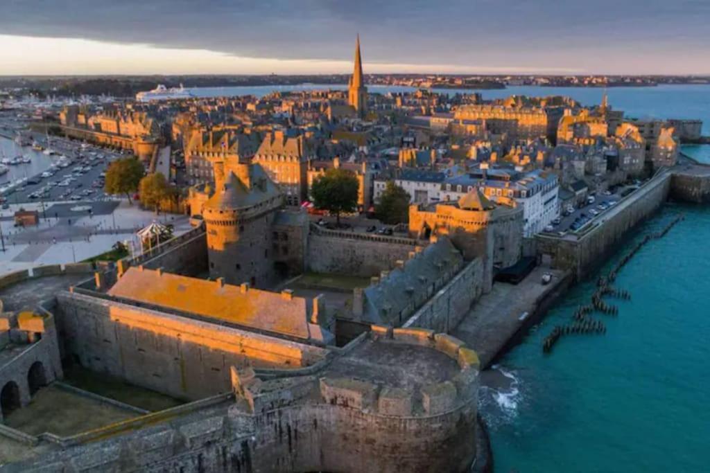 Nespecifikovaný výhled na destinaci Saint-Malo nebo výhled na město při pohledu z apartmánu
