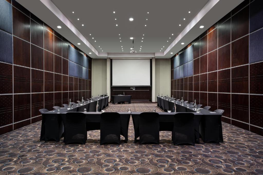 El área de trabajo o centro de convenciones de Premier Hotel O.R. Tambo