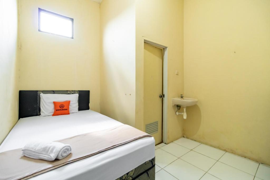 雅加達的住宿－KoolKost @ Rawasari (Minimum Stay 30 Nights)，小房间设有床和水槽