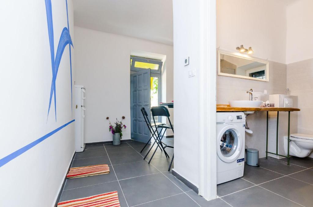 een wasruimte met een wasmachine en droger bij Apartments Eos & Vespera in Dubrovnik