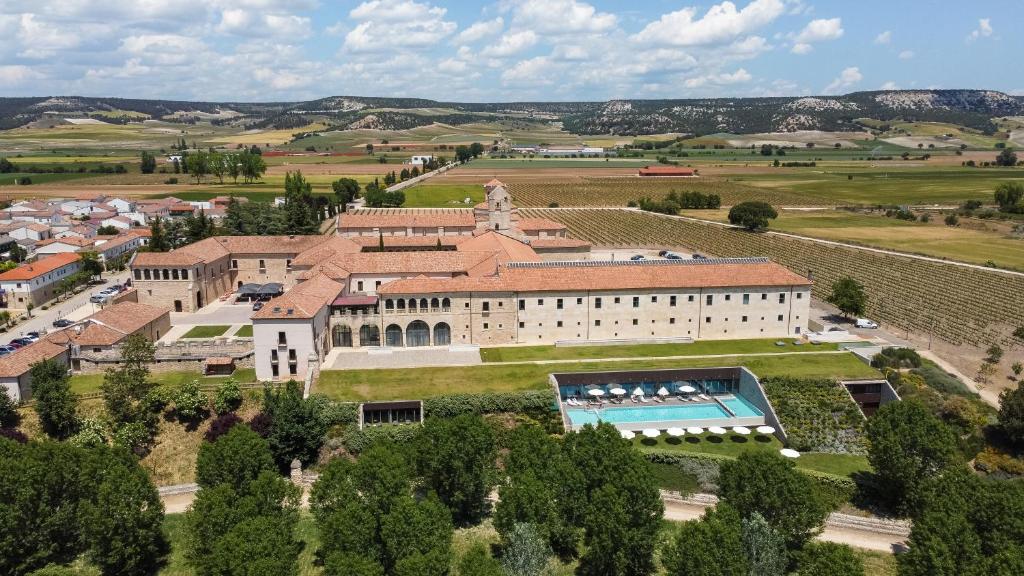 Castilla Termal Monasterio de Valbuena في فالبوينا دي دويرو: اطلالة جوية على مبنى كبير مع مسبح