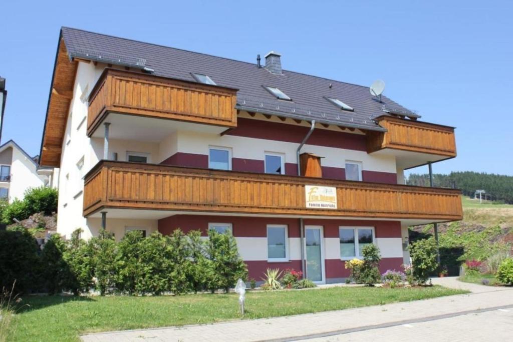 ein großes Gebäude mit einem Holzdach in der Unterkunft Ferien-Appartment 3 in Willingen