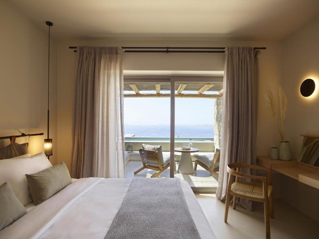 Posteľ alebo postele v izbe v ubytovaní Collini Hotel Mykonos