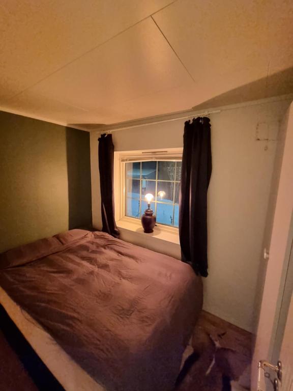 Postel nebo postele na pokoji v ubytování Cosy Tromsø Apartment