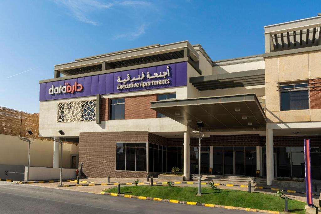 un bâtiment avec un panneau à l'avant dans l'établissement Dara Al Rayan, à Riyad