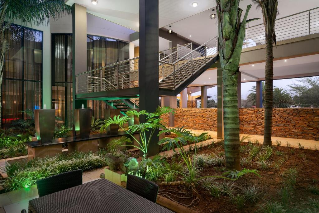 Un jardín fuera de Premier Hotel O.R. Tambo