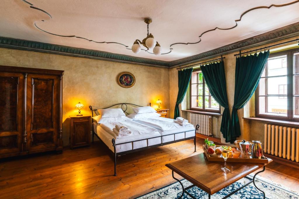 Un dormitorio con una cama y una mesa. en Alt Straninger, en Český Krumlov