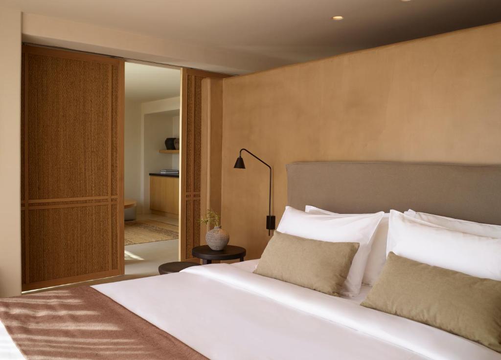 Postel nebo postele na pokoji v ubytování Collini Hotel Mykonos