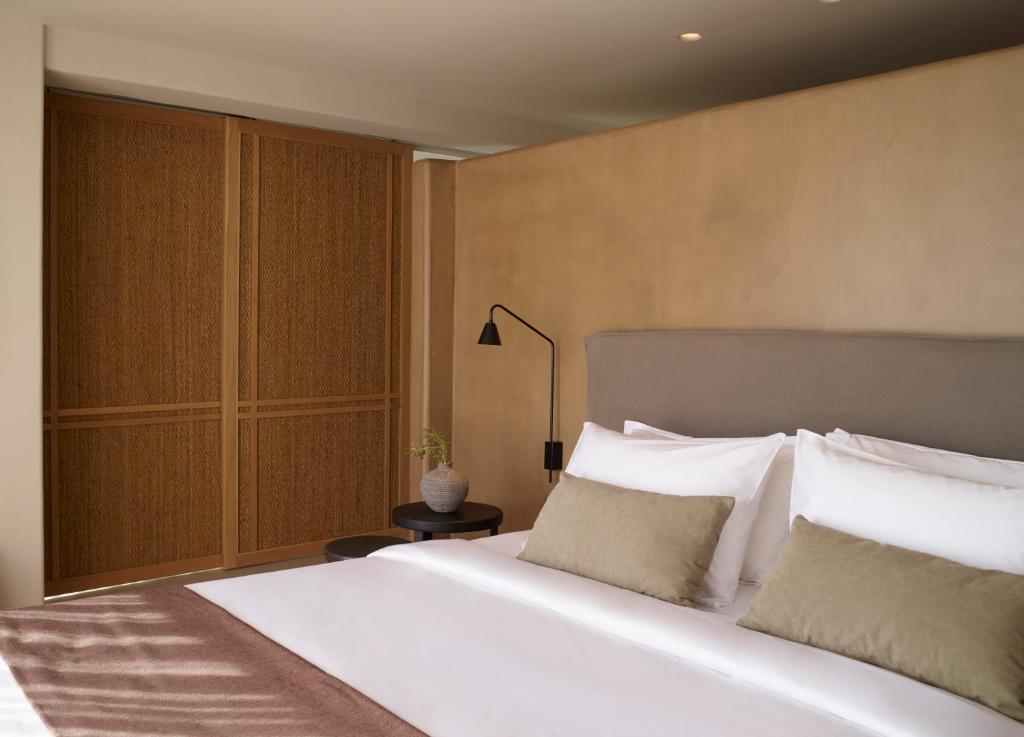 Postel nebo postele na pokoji v ubytování Collini Hotel Mykonos