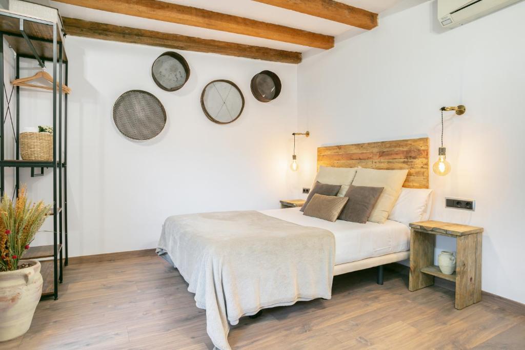 バルセロナにあるKeyFamily Lovely Villaのベッドルーム1室(ベッド1台、壁に3時計付)