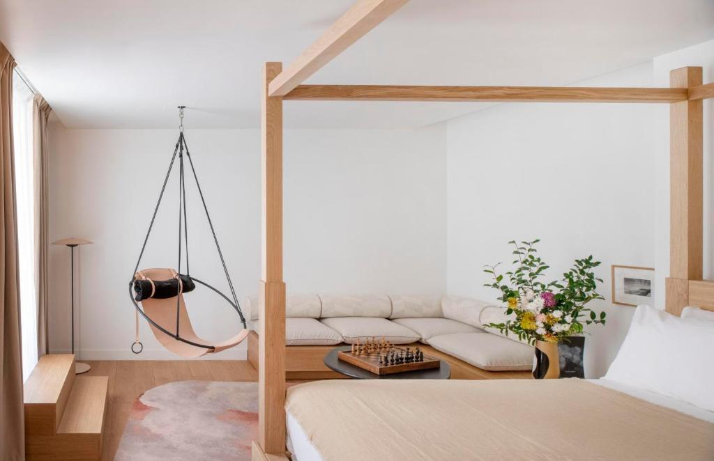 uma sala de estar com uma cama e um sofá em Nuage em Paris
