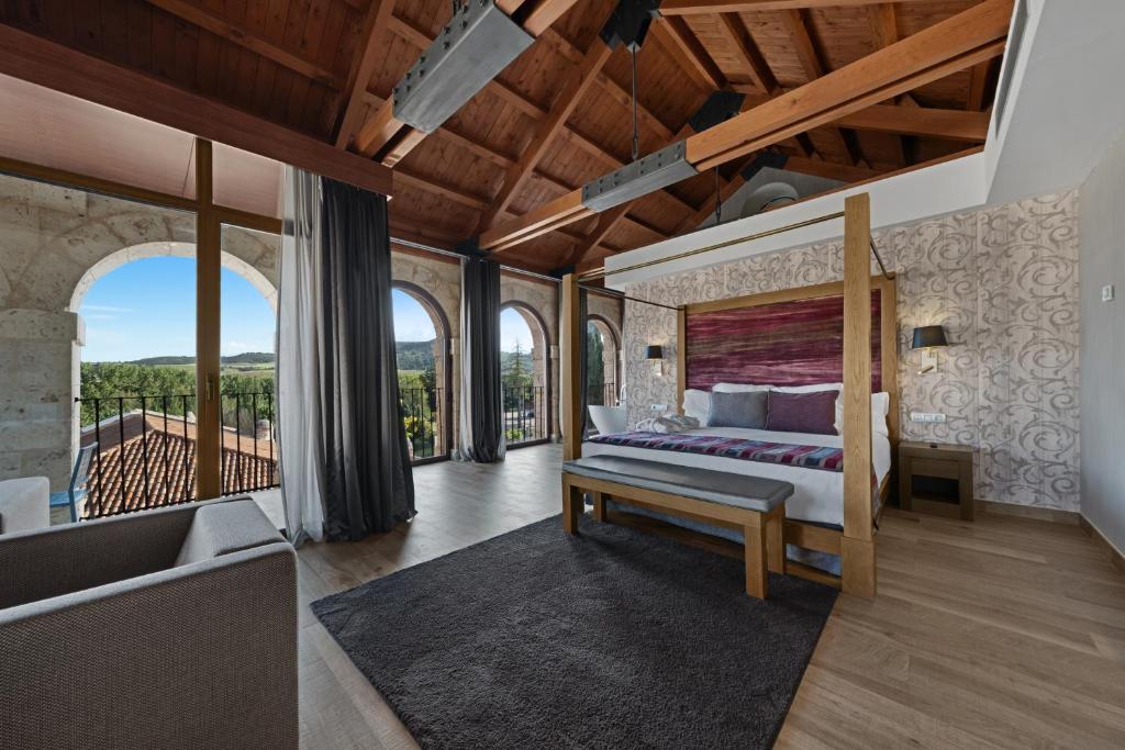A bed or beds in a room at Castilla Termal Monasterio de Valbuena