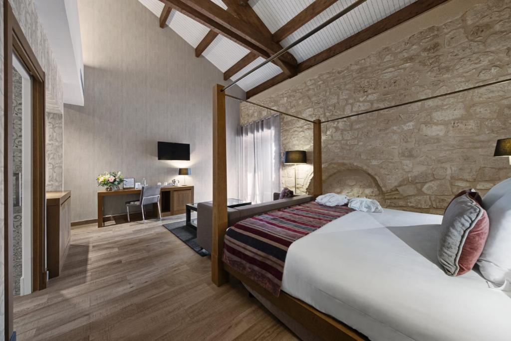 A bed or beds in a room at Castilla Termal Monasterio de Valbuena