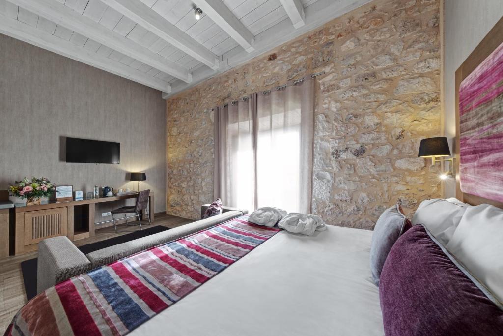 A bed or beds in a room at Castilla Termal Monasterio de Valbuena