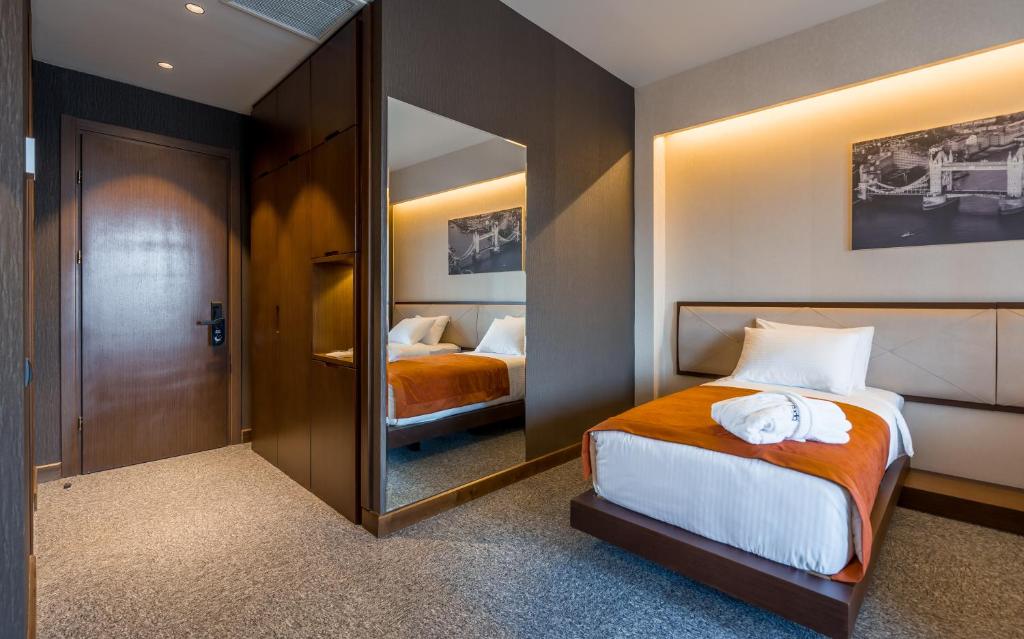 Postel nebo postele na pokoji v ubytování Bridge Hotel