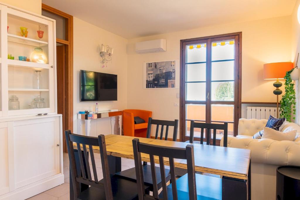 A television and/or entertainment centre at La Casa Sul Porto - Italian Homing