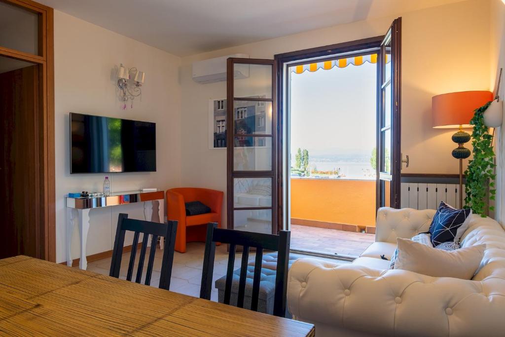 A television and/or entertainment centre at La Casa Sul Porto - Italian Homing