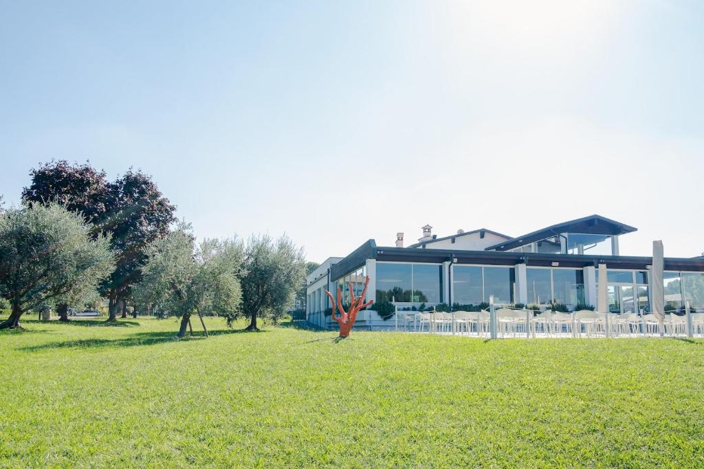 A garden outside La Casa Sul Porto - Italian Homing