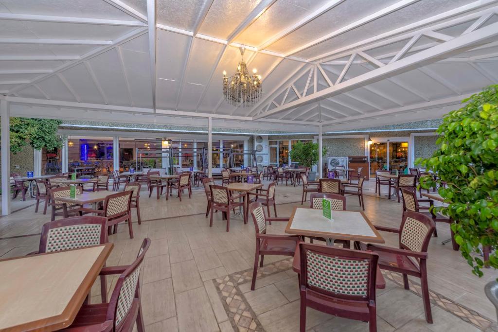 A restaurant or other place to eat at Armas Kaplan Paradise