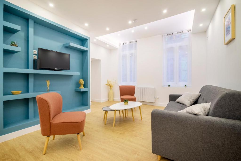 a living room with a couch and a table at Superbe appartement plein centre, calme, Netflix in Mirepoix