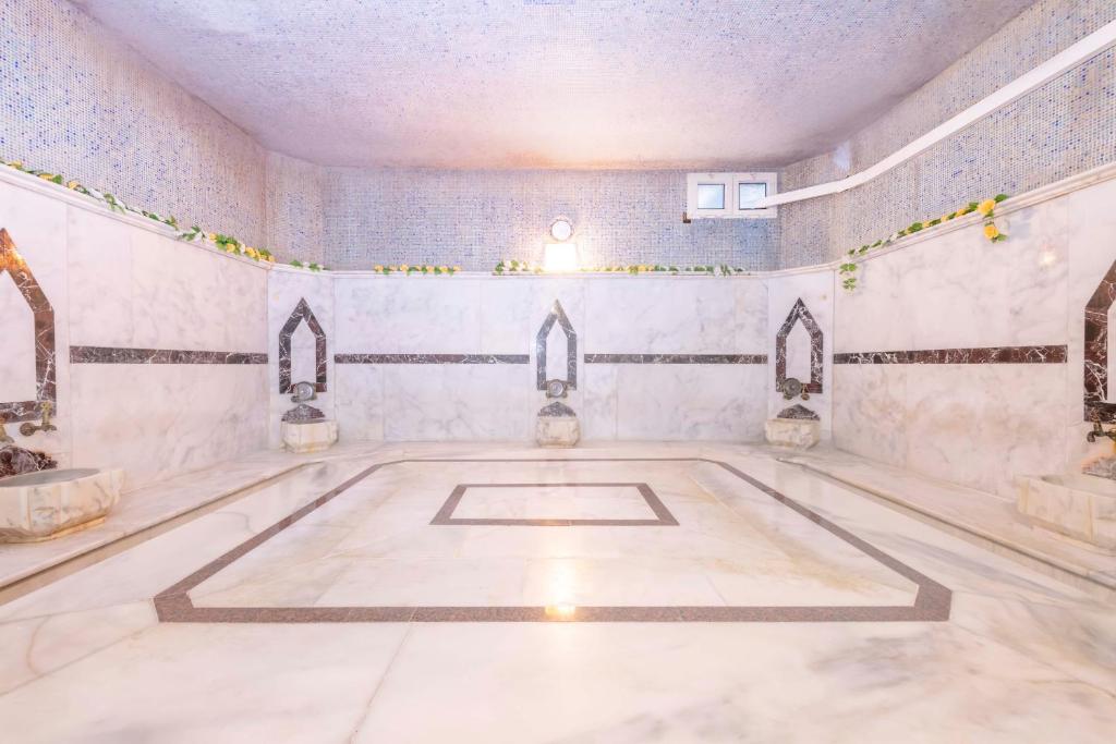 A bathroom at Armas Kaplan Paradise