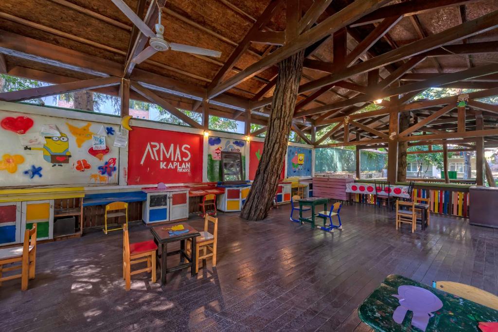 A restaurant or other place to eat at Armas Kaplan Paradise
