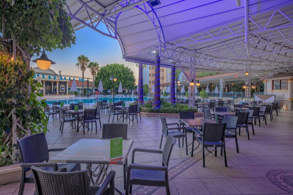 A restaurant or other place to eat at Armas Kaplan Paradise
