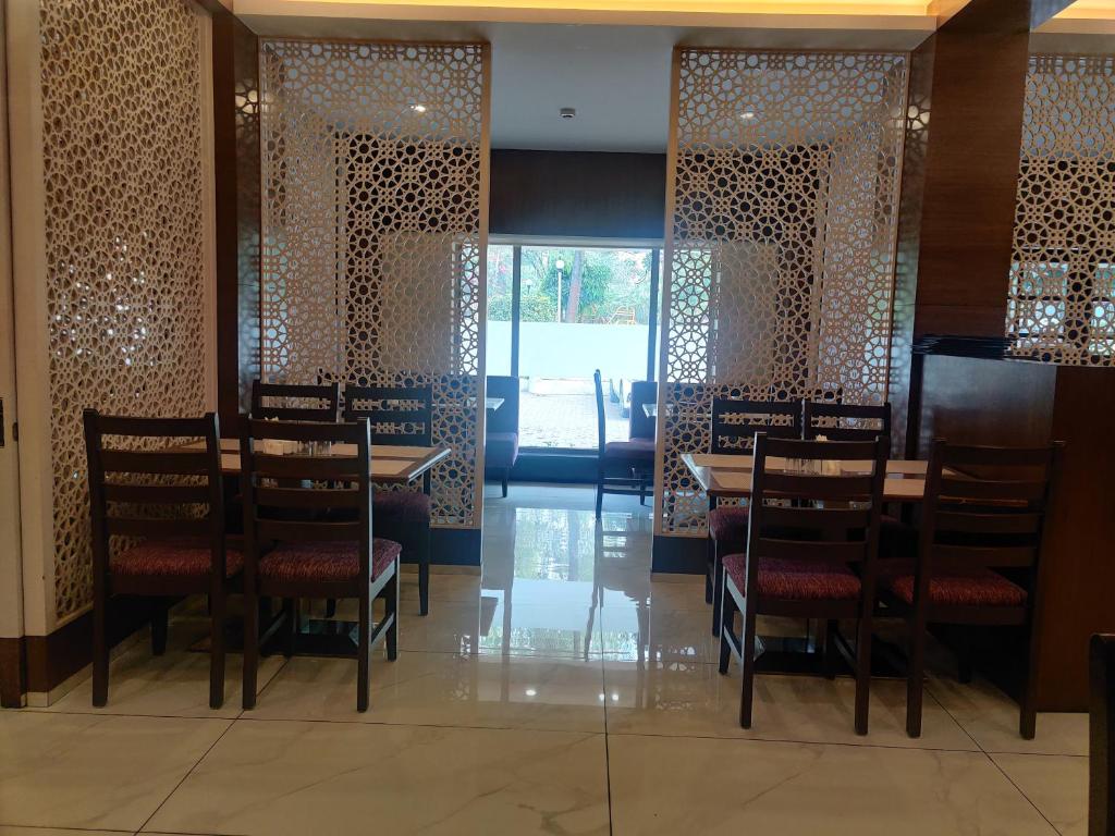 Restaurace v ubytování IRA by Orchid, Nashik