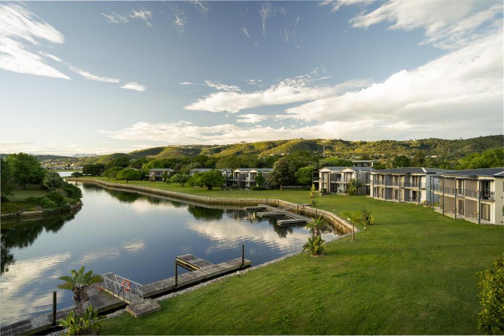 ariale Aussicht auf einen Fluss mit Häusern in der Unterkunft Premier Resort The Moorings, Knysna in Knysna