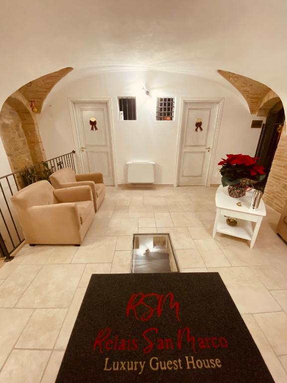 A seating area at RELAIS SAN MARCO LUXURY GUEST HOUSE