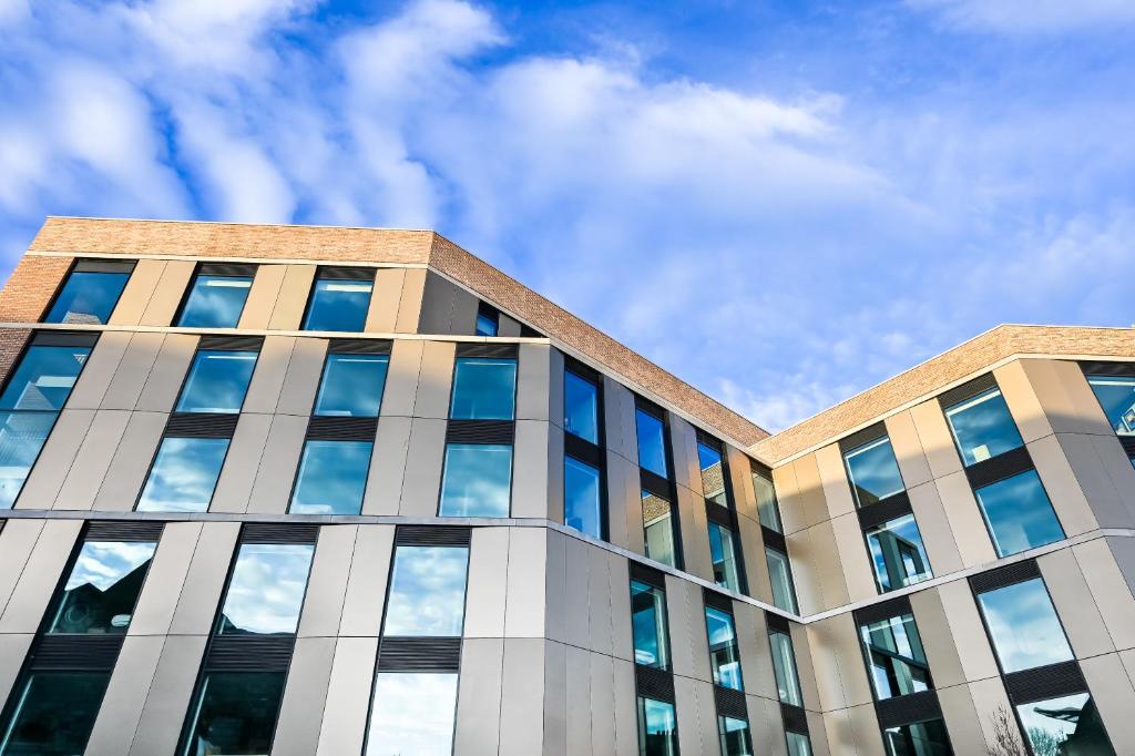 ein Bürogebäude mit blauen Fenstern in der Unterkunft Staycity Aparthotels Dublin Mark Street in Dublin