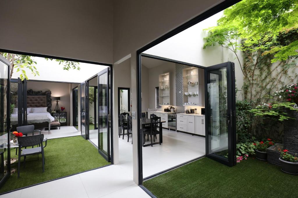 una casa con puertas de cristal y un patio verde en Another World - Montagu en Montagu