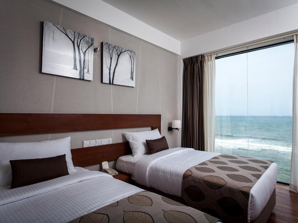 Postel nebo postele na pokoji v ubytování The Ocean Colombo