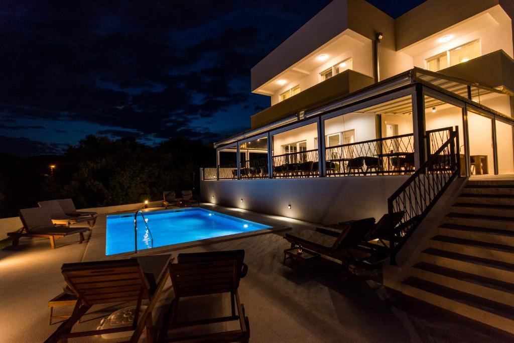 Bazén v ubytování Luxury Villa Magico nebo v jeho okolí