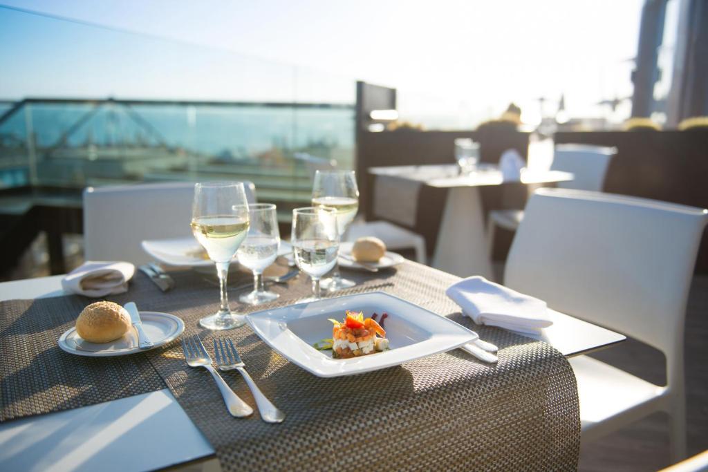 Comida en o cerca de este hotel